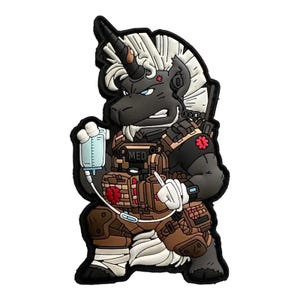 Puede incluir: Un unicornio de dibujos animados blanco y negro que lleva un chaleco táctico con una cruz roja y la palabra "MED" en él. El unicornio lleva una bolsa médica y una jeringa.