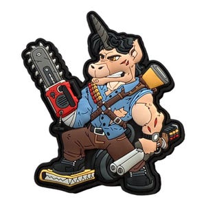 Puede incluir: Un unicornio de dibujos animados con una motosierra y una escopeta, vestido con una camisa azul, pantalones marrones y una bandana roja. El unicornio tiene una expresión feroz y está listo para la acción.