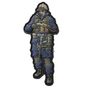 Könnte beinhalten: Ein Aufnäher mit einer taktischen Figur in blauer Uniform, Gasmaske und Helm, die eine Schrotflinte und ein Gewehr hält. Die Figur hat eine taktische Weste und mehrere Taschen. Der Aufnäher hat einen schwarzen Rand.