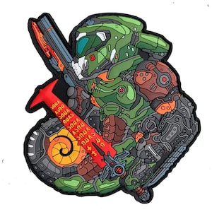 Può includere: Una toppa dettagliata raffigurante una figura corazzata verde e marrone con una spada rossa e un'arma futuristica. Il design include intricati dettagli meccanici e testo sulla spada, su sfondo nero.