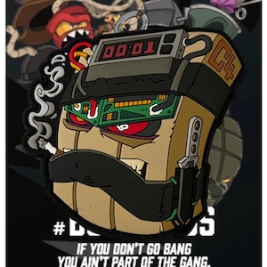 Puede incluir: Un parche marrón y negro con un personaje de bomba de dibujos animados con bigote, fumando un cigarrillo. La bomba tiene un temporizador digital que muestra "00:01" y el texto "C4". El parche incluye el texto "#BANGS" y "IF YOU DON'T GO BANG YOU AIN'T PART OF THE GANG."