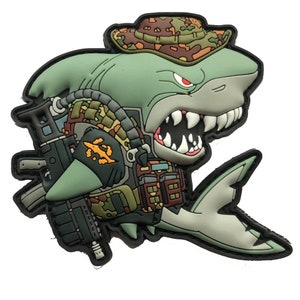 Pode incluir: Um tubarão de desenho animado verde usando um chapéu de camuflagem e carregando uma arma grande e outros equipamentos militares. O tubarão tem uma expressão ameaçadora e dentes afiados.