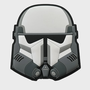 Pode incluir: Imagem estilizada de um capacete branco, cinza e preto. O capacete apresenta uma viseira, detalhes nas bochechas e um topo arredondado. O design lembra a estética da ficção científica ou ópera espacial.