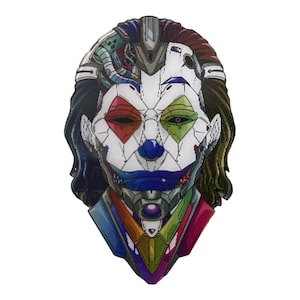 Puede incluir: Imagen digital de la cara de un payaso con un diseño robótico o cibernético. El diseño utiliza una mezcla de colores vibrantes, incluyendo rojo, verde, azul y morado, sobre un fondo blanco. La imagen tiene un aspecto futurista único.