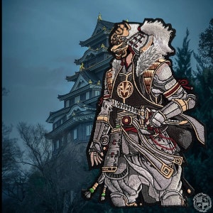 Puede incluir: Parche bordado que presenta una detallada ilustración de un guerrero samurái con armadura completa, una máscara de tigre y una katana. El diseño incorpora tonos grises, marrones y dorados, sobre un fondo de un castillo japonés y un cielo oscuro.