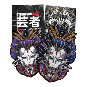 Puede incluir: Dos parches bordados con un diseño de geisha cyberpunk. La geisha tiene una cara blanca con ojos azules y está adornada con cabello morado y azul. Los parches van acompañados de tarjetas en blanco y negro con texto japonés.