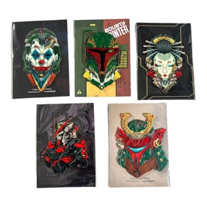 Puede incluir: Cinco coloridos pines de esmalte con personajes de la cultura pop. Los diseños incluyen al Joker, Boba Fett, una geisha, un robot y un samurái. Cada pin está montado en una tarjeta de respaldo. Los pines son parte de la "Cyberpunk Series" diseñada por tovhidayat.