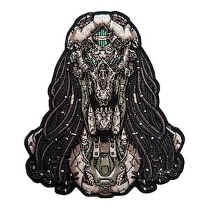 Può includere: Toppa ricamata raffigurante una testa di Predator dettagliata. Il design incorpora sfumature di grigio, nero e verde, con intricati elementi meccanici e organici. La toppa ha un bordo nero ed è adatta per l'applicazione su abbigliamento o accessori.