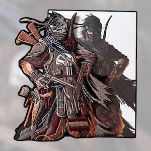 Puede incluir: Parche bordado con un diseño detallado de guerrero con un emblema de calavera. El parche muestra una figura en tonos marrones, grises y rojos, con intrincadas costuras y un borde negro. Una figura sombreada está en el fondo.