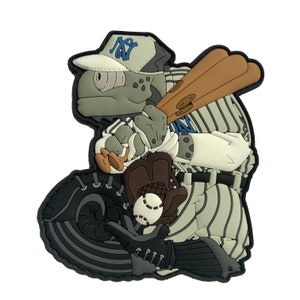 Puede incluir: Una tortuga de dibujos animados gris y blanca con un uniforme de béisbol con un gorro 'NY' azul y blanco, sosteniendo un bate de béisbol de madera y un guante de béisbol marrón con una pelota de béisbol blanca. La tortuga está de pie sobre un guante de béisbol negro y gris.
