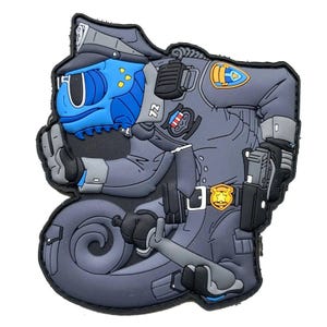 以下が含まれることがあります： バッジと銃を持った青と灰色の漫画の警官。警官は帽子とサングラスをかけています。警官は片手に警棒、もう片方に銃を持っています。警官は灰色の背景に立っています。