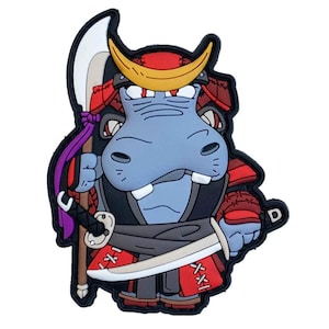 Könnte beinhalten: Ein Cartoon-Patch mit einem blauen Nilpferd in Samurai-Rüstung. Das Nilpferd ist mit einem goldenen Helm, roter und schwarzer Rüstung dargestellt und hält ein Schwert und einen Speer. Der Patch hat einen schwarzen Rand.