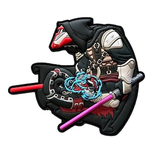 Może przedstawiać: Czarna i czerwona postać z kapturem i czerwonym mieczem świetlnym, trzymająca w drugiej ręce niebieski i czerwony miecz świetlny. Postać ma na sobie czarno-biały strój z czerwonym pasem i czerwoną peleryną.