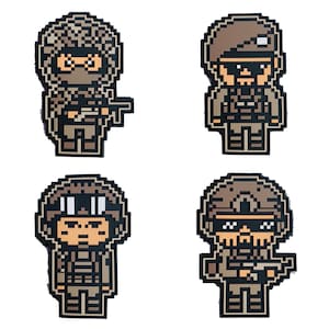 以下が含まれることがあります： さまざまなポーズのピクセルアートスタイルの軍人4体。各フィギュアは、さまざまなスタイルのヘルメットまたはヘッドカバーと軍服を着用しています。2つのフィギュアはライフルを持っています。カラーパレットには、茶色、タン、黒の色合いが含まれています。