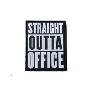 Op de afbeelding: Een zwart-wit patch met de tekst "STRAIGHT OUTTA OFFICE" in vette hoofdletters. De witte tekst is verhoogd tegen een zwarte achtergrond, met een zwarte rand.