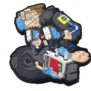 Könnte beinhalten: Ein Aufnäher mit einer Cartoon-Illustration eines Sanitäters in schwarzer Uniform mit blauen Akzenten, der eine Maske trägt und medizinische Geräte hält. Der Aufnäher hat einen schwarzen Rand und ein gelb-blaues Emblem.
