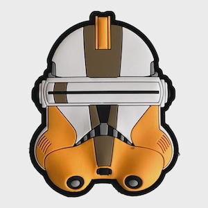 Pode incluir: Um patch detalhado com um design de capacete estilizado. O capacete é principalmente laranja, branco e castanho, com detalhes em preto. O patch tem uma borda preta e uma aparência tridimensional.