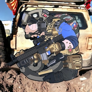 Può includere: Toppa in stile cartoon raffigurante un soldato in tenuta tattica completa, tra cui un elmetto con un teschio, un fucile e varie tasche. La tavolozza dei colori include tonalità di beige, grigio, blu e nero. La toppa è ambientata su uno sfondo di un veicolo usurato.