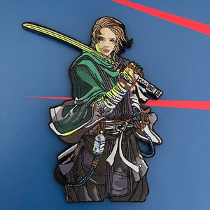 Op de afbeelding: Geborduurde patch met een krijgersfiguur met een katana. De patch heeft een groen en paars kleurenschema met gouden accenten. De achtergrond is blauw met rode lijnen.