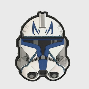 Pode incluir: Um design de capacete de soldado clone de Star Wars em branco e azul. O capacete apresenta detalhes azuis, detalhes cinzentos e uma borda preta. O design inclui detalhes como a viseira, as marcações e uma crista central.