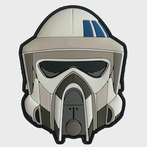Peut inclure: Écusson détaillé représentant un casque de Stormtrooper. Le casque est principalement blanc, avec des accents gris, noirs et vert olive. La visière est noire et le haut présente des détails bleus. Le patch a une bordure noire.