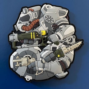 Peut inclure: Un robot gris, blanc et noir avec un fusil jaune et vert et une lame de scie. Le robot est en plastique et a un style cartoon.