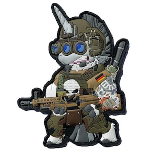 Può includere: Una toppa colorata raffigurante un unicorno dei cartoni animati in tenuta militare, tra cui un elmetto, occhiali per la visione notturna e un fucile. L'unicorno indossa un giubbotto tattico con un'emblema a teschio. La toppa ha un bordo nero e una bandiera tedesca.