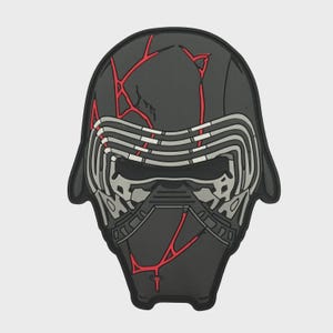 Pode incluir: Um patch de capacete Kylo Ren preto e cinza com detalhes de rachaduras vermelhas. O patch apresenta um design detalhado do capacete do personagem da franquia Star Wars. O patch é um item de colecionador.