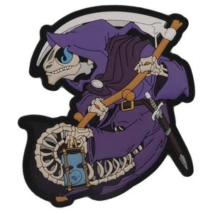 Pode incluir: Um patch de desenho animado com a Morte em uma túnica roxa com capuz, segurando uma foice e uma ampulheta. A Morte tem um rosto esquelético com olhos azuis e uma espada. O patch tem uma borda preta.