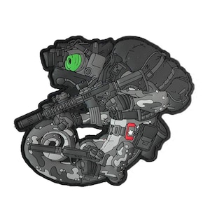 Peut inclure: Un patch représentant un soldat à moto, en nuances de gris, noir et blanc. Le soldat est armé d'un fusil et d'équipement tactique, dont un casque avec une lentille verte. Le motif intègre un motif de camouflage.