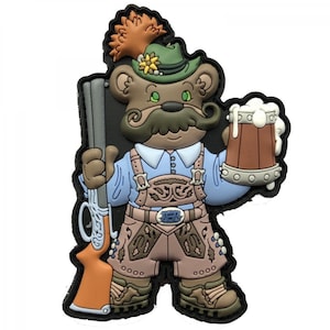 Op de afbeelding: Een cartoonbeer in traditionele Beierse kleding, waaronder een groene hoed met een veer, een blauw overhemd en een bruine lederhosen. De beer houdt een geweer en een bierpul vast. Het ontwerp heeft een zwarte omtrek.