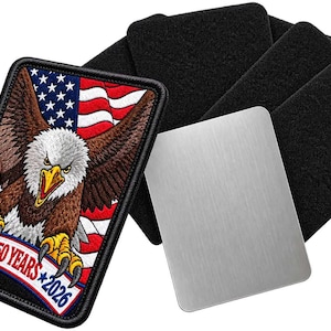 Könnte beinhalten: Ein rechteckiger bestickter Aufnäher mit einem Weißkopfseeadler mit braunen Federn, weißem Kopf und gelben Krallen vor dem Hintergrund der amerikanischen Flagge. Der Text 1776 250 YEARS 2026 ist in Rot und Blau gedruckt. Enthält schwarze Filzrückseiten.
