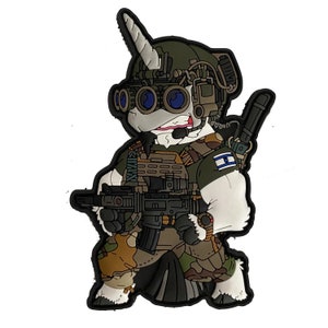 Può includere: Una toppa a fumetti raffigurante un unicorno in tenuta militare, tra cui elmetto, occhiali e fucile. L'unicorno indossa un'uniforme mimetica e ha una toppa con la bandiera israeliana. La toppa è un mix di verde, marrone e bianco.