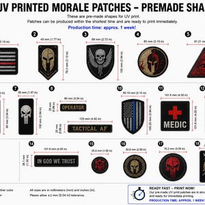 Puede incluir: Una colecci&oacute;n de dieciocho parches morales rectangulares, circulares, triangulares y en forma de escudo con varios dise&ntilde;os gr&aacute;ficos que incluyen banderas, calaveras y texto. Cada parche tiene sus dimensiones indicadas en mil&iacute;metros.