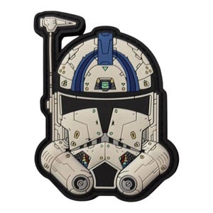 Op de afbeelding: Een witte en blauwe Star Wars kloonstrijder helm patch. De helm heeft een blauwe vizier en een wit en grijs ontwerp. De patch is gemaakt van rubber.