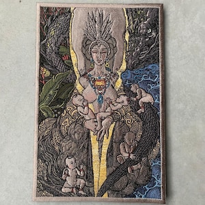 Könnte beinhalten: Gestickter Aufnäher mit einer detaillierten Illustration einer zentralen weiblichen Figur, die mit einem Federkopfschmuck geschmückt ist und Babys hält. Das Kunstwerk enthält Drachen, Wasser und komplizierte Muster mit einer Farbpalette aus Braun, Gold und Blau.