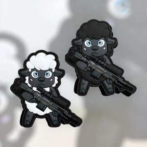 Könnte beinhalten: Zwei Zeichentrick-Schafe mit schwarzen Körpern, blauen Augen und Gewehren. Ein Schaf hat einen weißen, flauschigen Kopf, das andere einen schwarzen, flauschigen Kopf. Die Schafe befinden sich auf grauem Hintergrund.