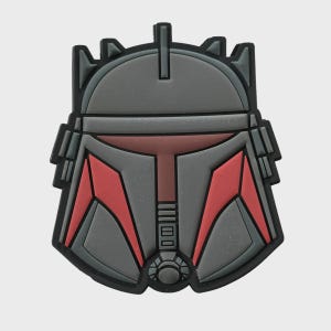 Pode incluir: Um design de capacete Mandaloriano cinza e vermelho. O capacete apresenta um design detalhado e estilizado com uma base cinza escuro, detalhes vermelhos e acabamento preto. O design é um close-up da frente do capacete.