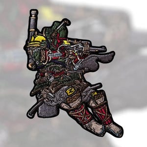 Puede incluir: Parche bordado que presenta una ilustración detallada de un personaje en posición sentada, con casco, armas y varios equipos. El parche utiliza una paleta de colores verde, marrón, amarillo y rojo. El diseño incluye la letra "E" en un cuadrado amarillo.