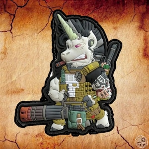 Puede incluir: Un parche de PVC con un unicornio de dibujos animados armado con una ametralladora y una pistola. El unicornio lleva equipo táctico y tiene un cuerno verde. El parche tiene un borde negro y está sobre un fondo texturizado.