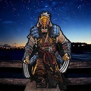 Puede incluir: Parche bordado que presenta una ilustración detallada de un personaje con un diseño inspirado en los samuráis. El parche muestra una figura con una expresión severa, adornada con una armadura azul y dorada, y garras extendidas. El fondo es un cielo nocturno estrellado.