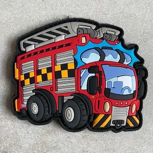 Peut inclure: Un camion de pompiers rouge et noir avec un nuage de fumée bleu et blanc au-dessus. Le camion a une échelle sur le dessus et un motif à carreaux sur le côté.