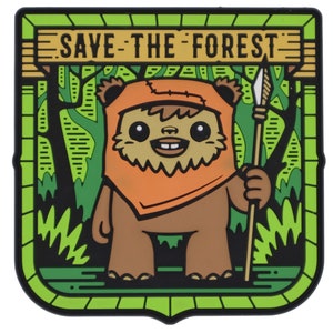 Pode incluir: Um autocolante quadrado e colorido com uma personagem de desenho animado Ewok segurando uma lança, num cenário de floresta. O autocolante apresenta o texto "SAVE-THE FOREST" numa faixa acima do Ewok. O design incorpora tons de verde, castanho e laranja.