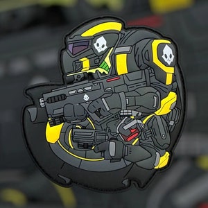 Pode incluir: Um patch preto e amarelo com um soldado futurista com um emblema de caveira no capacete e no ombro. O soldado está segurando um rifle. O patch tem um design detalhado com uma borda preta.