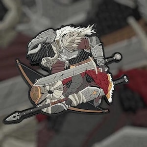 Puede incluir: Un parche detallado que presenta un guerrero con una armadura ornamentada, empuñando una espada y una lanza. El diseño incorpora tonos de gris, marrón y rojo, con detalles intrincados en la armadura y las armas. El parche tiene un borde negro.