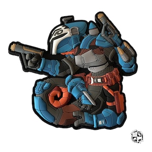 Pode incluir: Um patch detalhado e colorido com um guerreiro futurista em armadura azul, cinza e laranja, segurando dois blasters e uma faca. O guerreiro está ajoelhado, com um capacete branco e um contorno preto.
