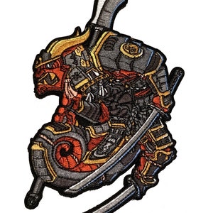 Könnte beinhalten: Gestickter Aufnäher mit einer detaillierten Illustration eines Samurai-Kriegers in geduckter Haltung. Das Design verwendet Rot-, Schwarz-, Grau- und Goldtöne, mit zwei Schwertern und einem Helm. Der Aufnäher hat eine strukturierte Optik und einen schwarzen Rand.