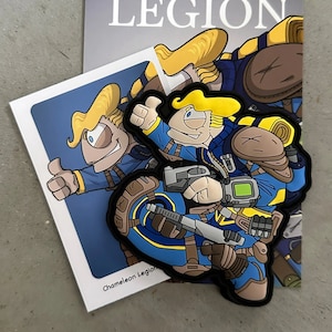Könnte beinhalten: Eine blaue und gelbe Comicfigur mit blonden Haaren und einem Rucksack, die eine Waffe und eine Waffe hält. Die Figur trägt einen blauen Overall und eine gelbe Weste. Die Figur steht auf einem blauen und gelben Hintergrund. Der Text "Chameleon Legion" ist unten im Bild sichtbar.