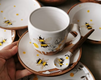 Une tasse et une soucoupe peintes à la main Un motif ensoleillé de fleurs jaunes créera une ambiance joyeuse par mauvais temps. pour votre cuisine. service à thé