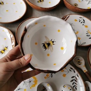 Hand painted deep bowl 15 cm of diameter with bee, bumblebee. Beautiful ceramic thing for porridge. Handcrafted bees, bumblebees with love